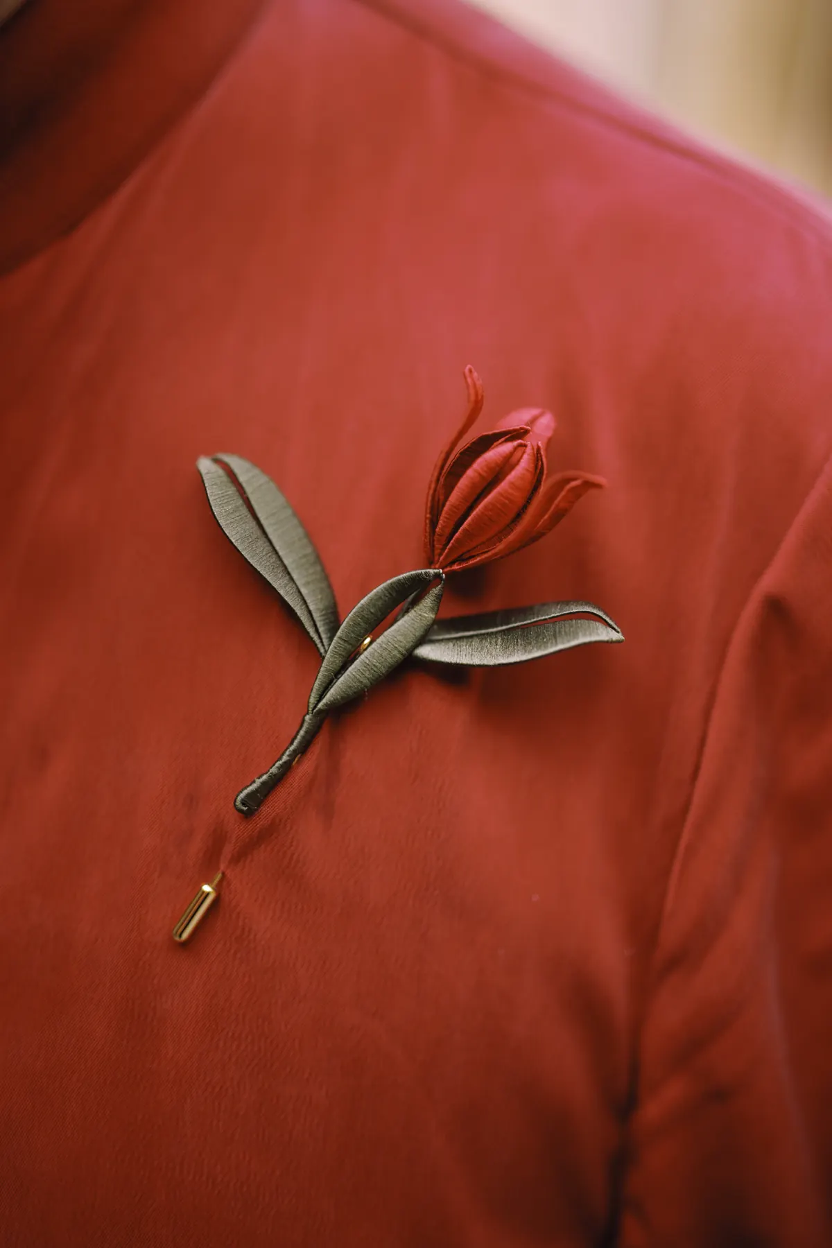 红色中式礼服上的花朵胸针