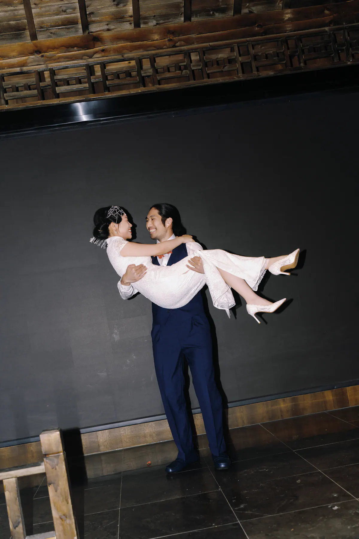 新人在婚礼晚宴上共舞