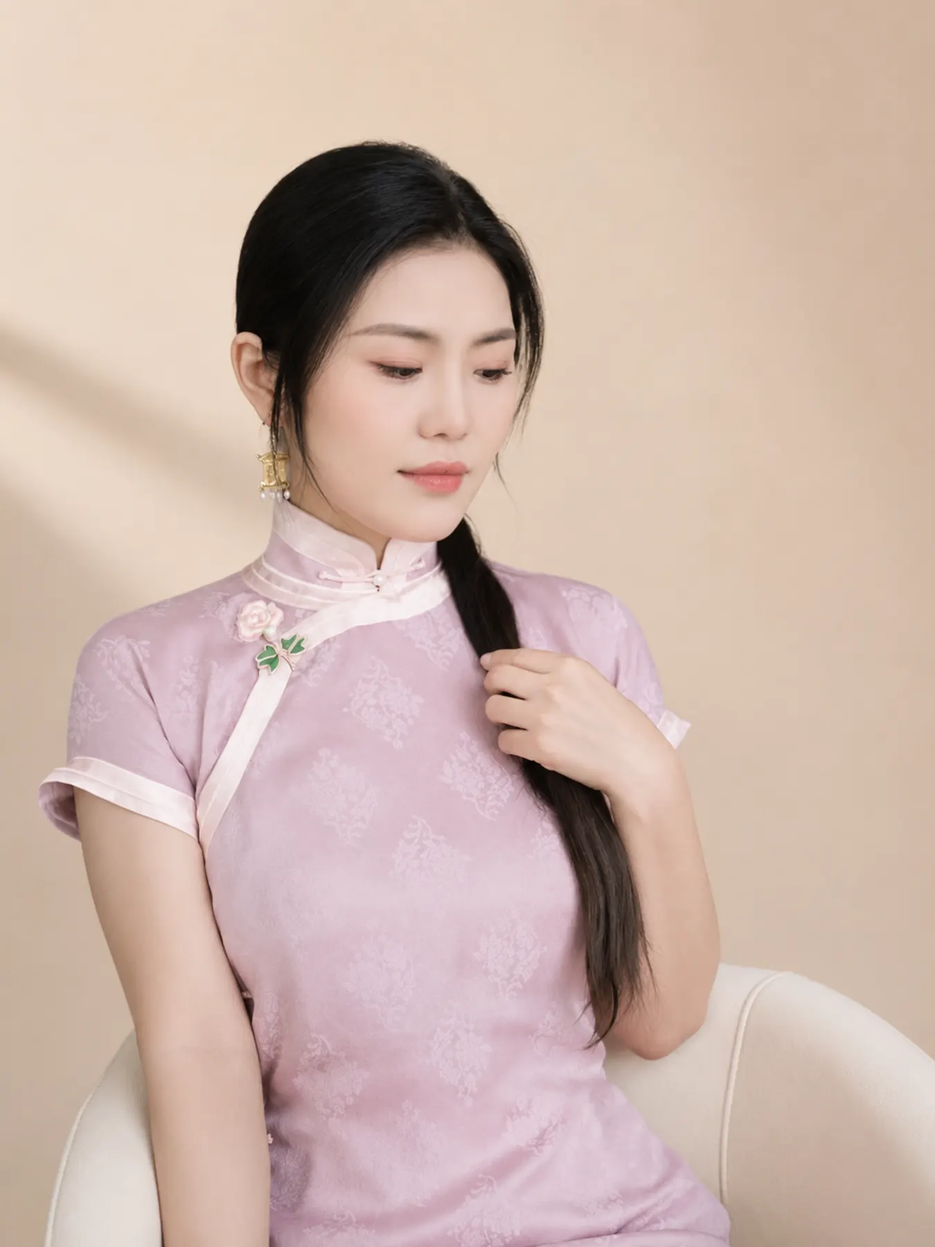 穿粉色短袖旗袍的女性肖像
