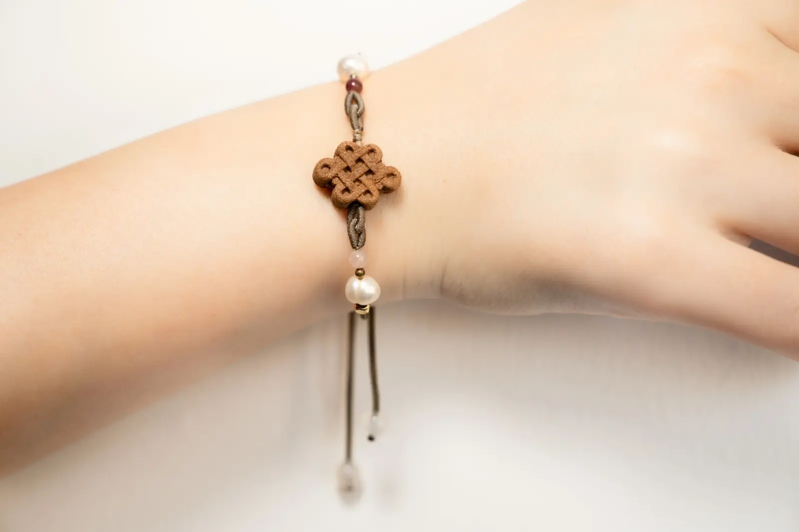 Taihe Xiangtang blended-incense bracelet worn on the wrist