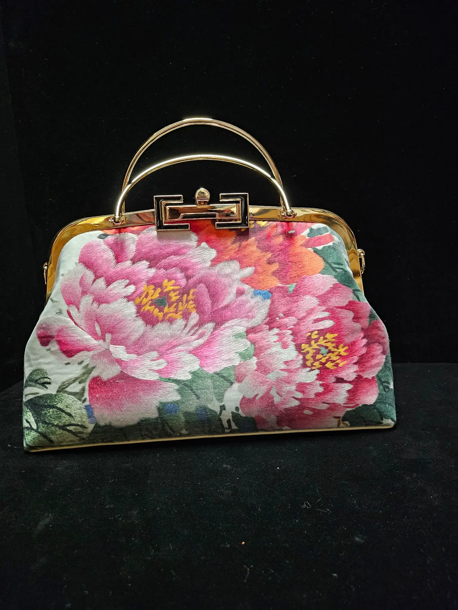 Red Peony Evening Bag · 红色牡丹汴绣包